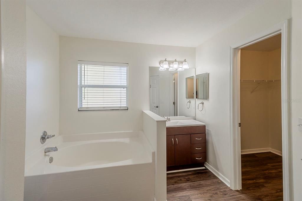 Active With Contract: $384,900 (3 beds, 3 baths, 2434 Square Feet)