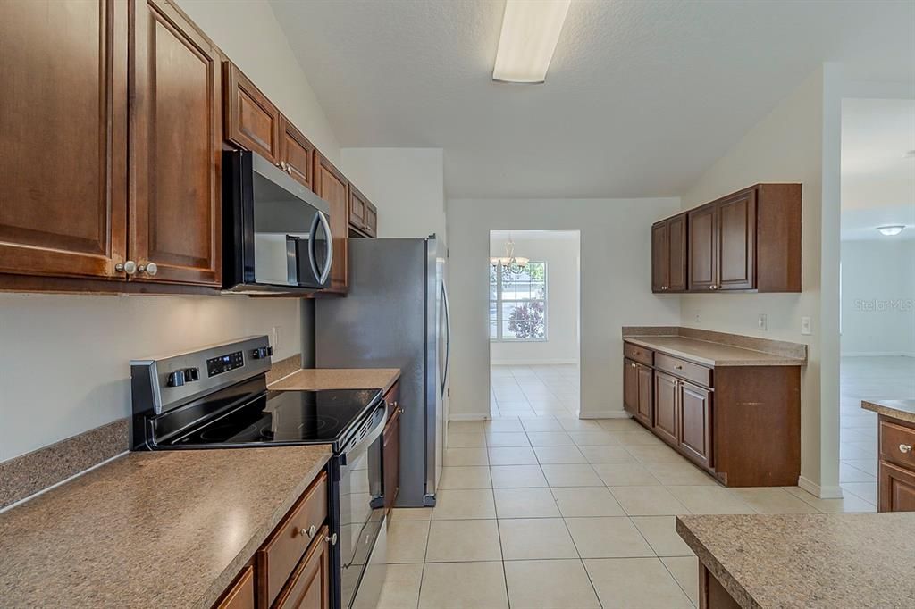 Active With Contract: $384,900 (3 beds, 3 baths, 2434 Square Feet)