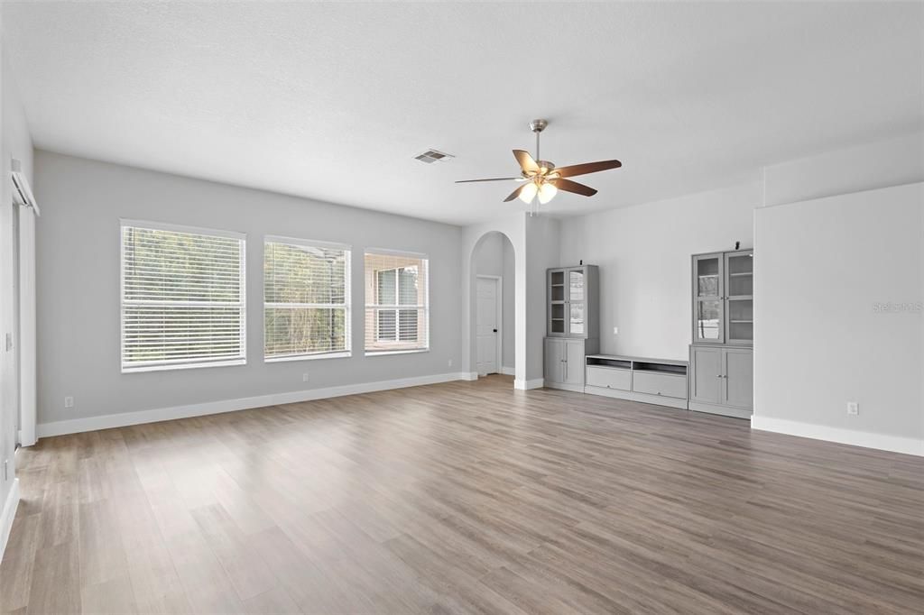 For Sale: $585,000 (3 beds, 3 baths, 2368 Square Feet)