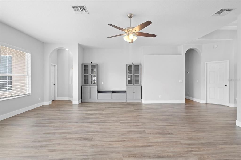 For Sale: $585,000 (3 beds, 3 baths, 2368 Square Feet)