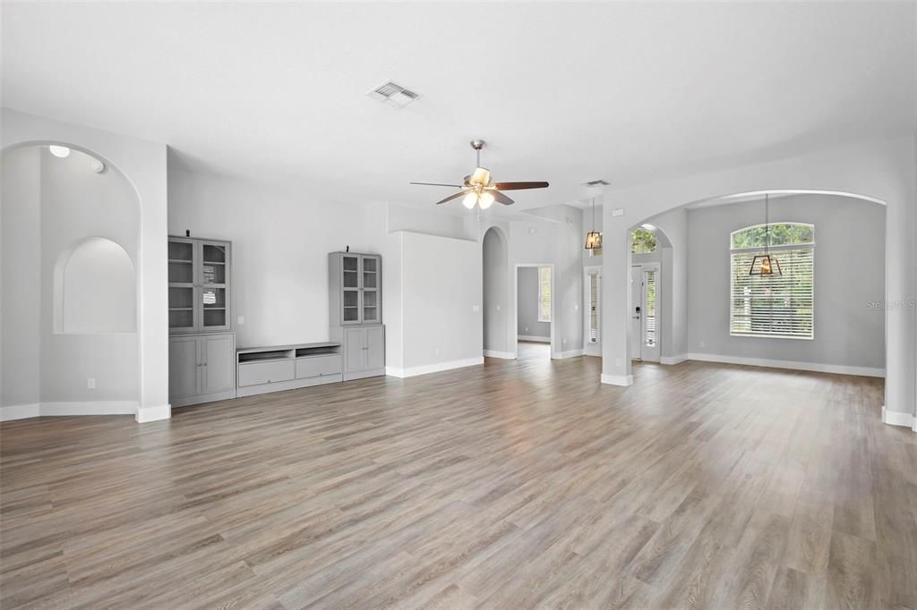 For Sale: $585,000 (3 beds, 3 baths, 2368 Square Feet)