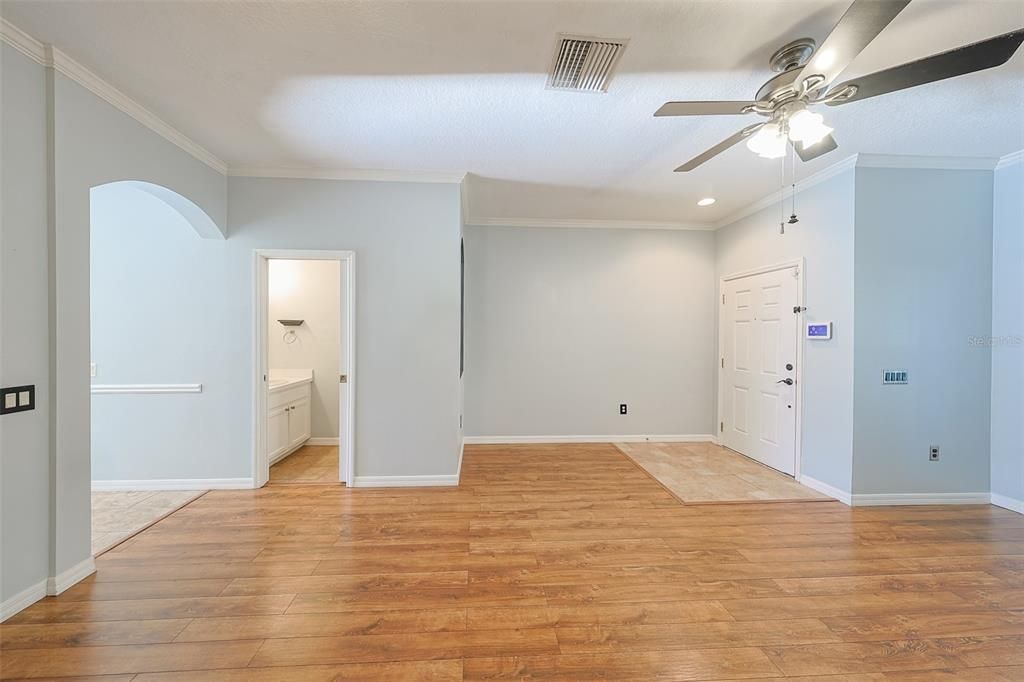 For Sale: $215,000 (2 beds, 2 baths, 1360 Square Feet)