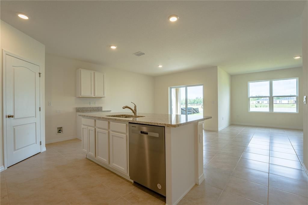 Под контрактом: $2,200 (4 спален, 2 ванн, 1867 Квадратных фут)