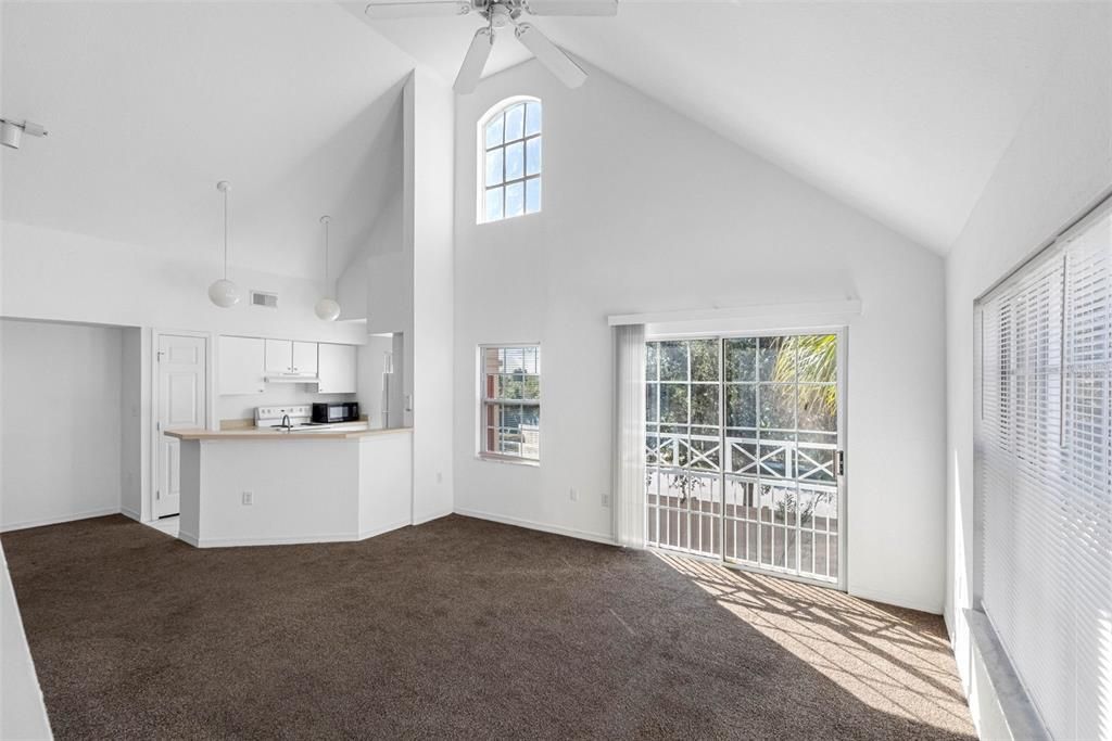 Под контрактом: $219,900 (2 спален, 2 ванн, 1373 Квадратных фут)