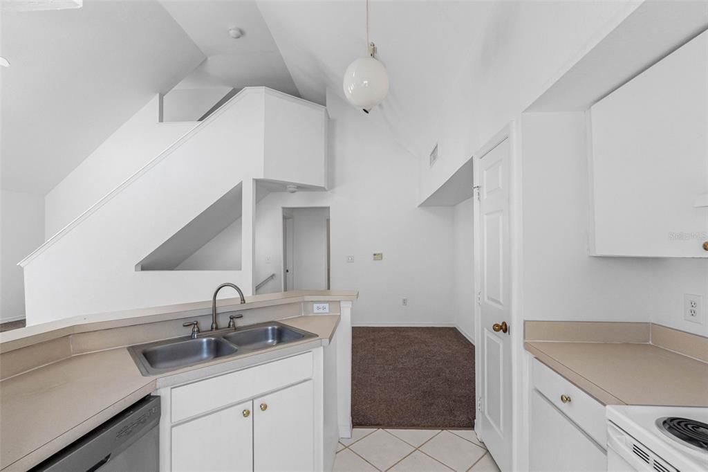 Под контрактом: $219,900 (2 спален, 2 ванн, 1373 Квадратных фут)