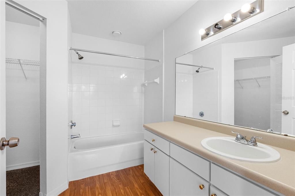 Под контрактом: $219,900 (2 спален, 2 ванн, 1373 Квадратных фут)