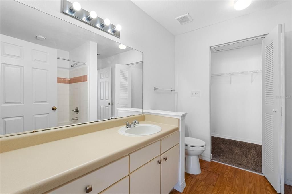 Под контрактом: $219,900 (2 спален, 2 ванн, 1373 Квадратных фут)