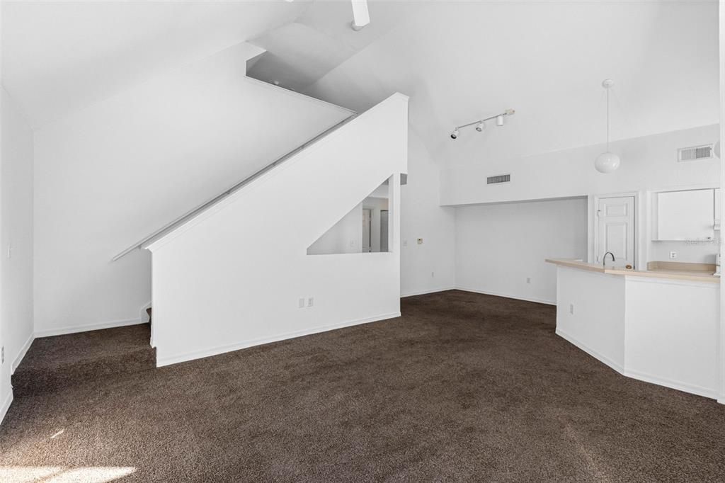 Под контрактом: $219,900 (2 спален, 2 ванн, 1373 Квадратных фут)