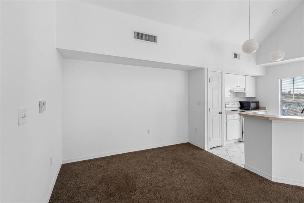 Под контрактом: $219,900 (2 спален, 2 ванн, 1373 Квадратных фут)