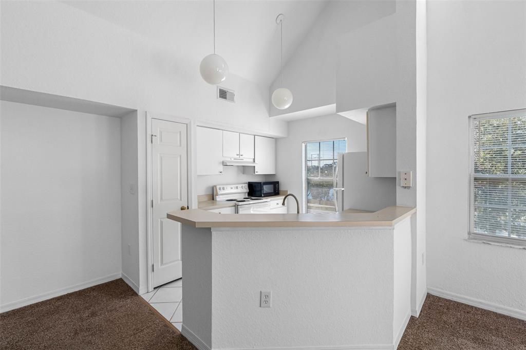 Под контрактом: $219,900 (2 спален, 2 ванн, 1373 Квадратных фут)