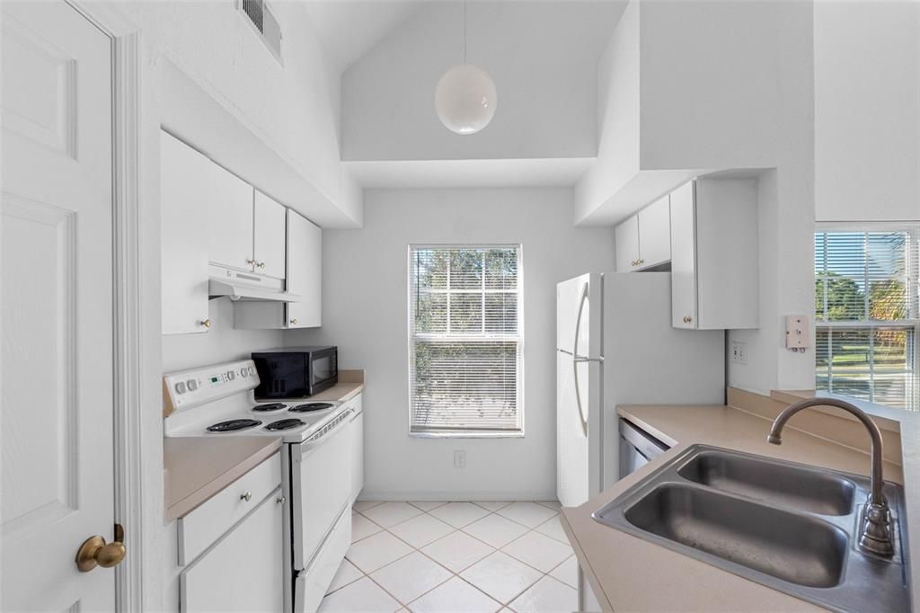 Под контрактом: $219,900 (2 спален, 2 ванн, 1373 Квадратных фут)