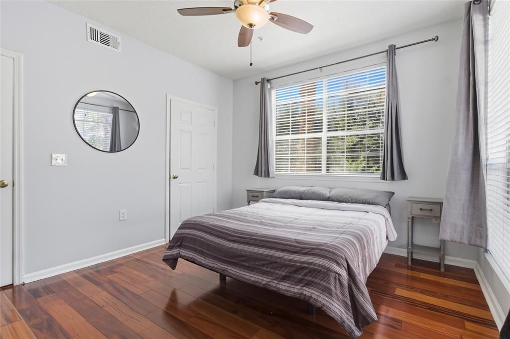 Active With Contract: $299,900 (1 beds, 1 baths, 964 Square Feet)