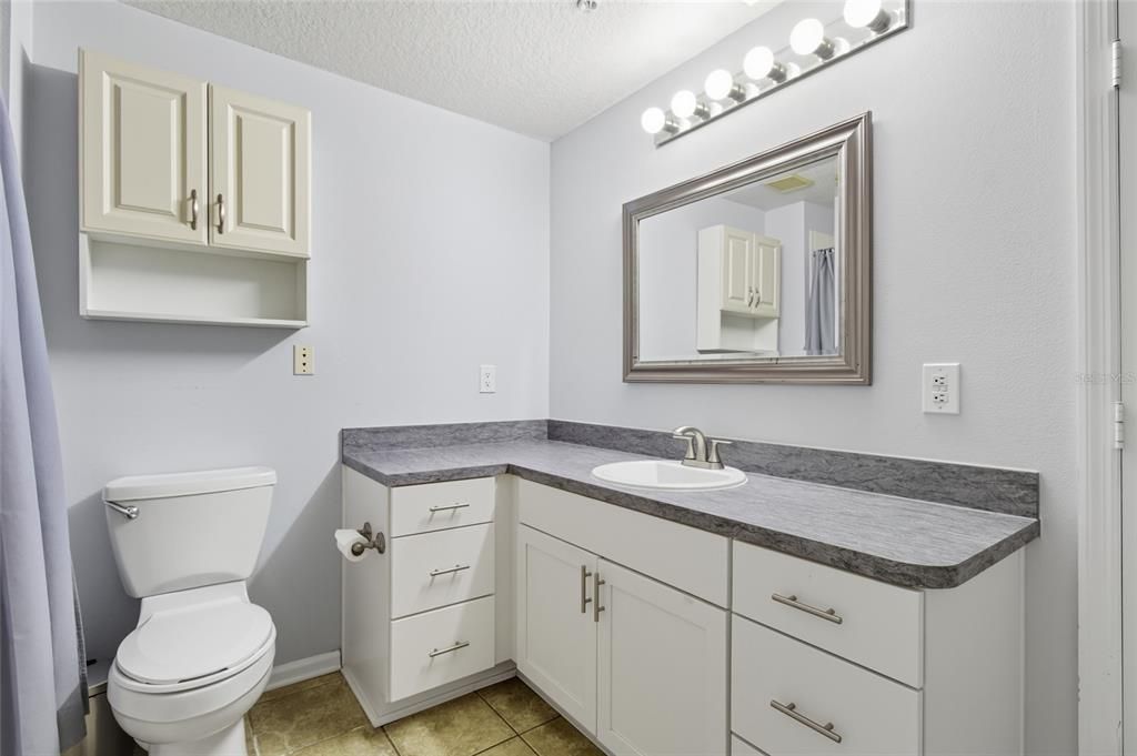 Active With Contract: $299,900 (1 beds, 1 baths, 964 Square Feet)