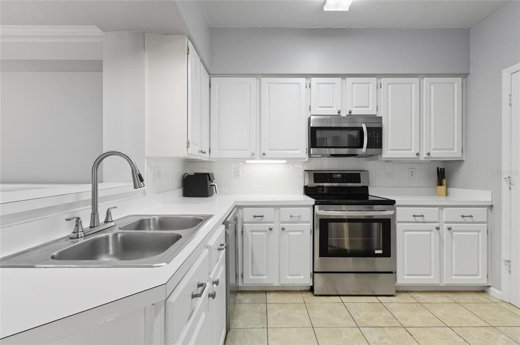 Active With Contract: $299,900 (1 beds, 1 baths, 964 Square Feet)