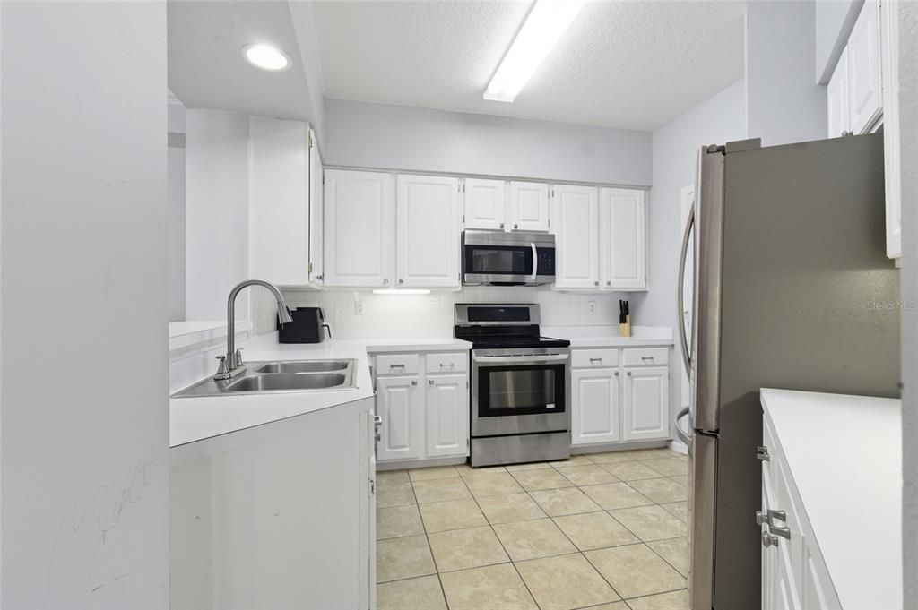 Active With Contract: $299,900 (1 beds, 1 baths, 964 Square Feet)