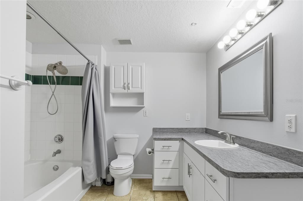 Active With Contract: $299,900 (1 beds, 1 baths, 964 Square Feet)