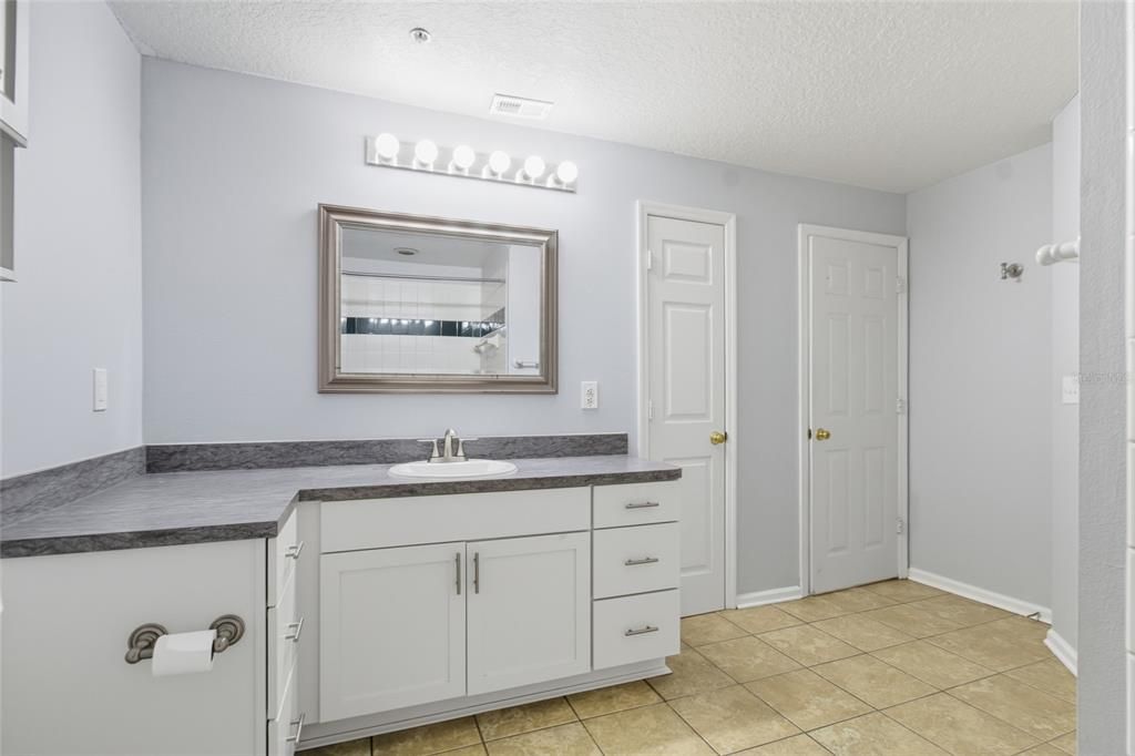 Active With Contract: $299,900 (1 beds, 1 baths, 964 Square Feet)
