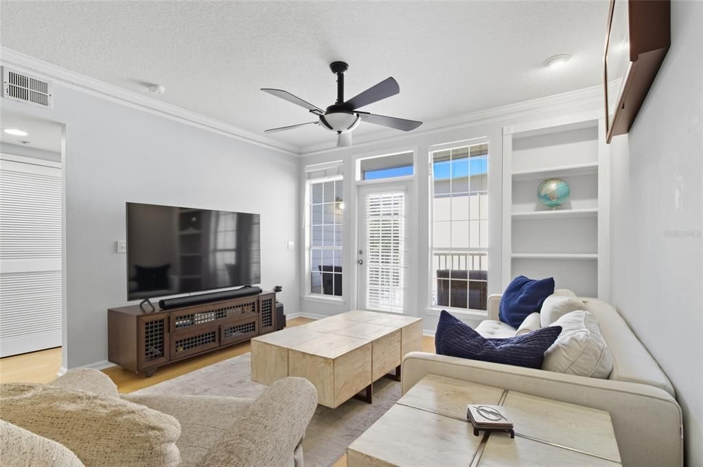 Active With Contract: $299,900 (1 beds, 1 baths, 964 Square Feet)