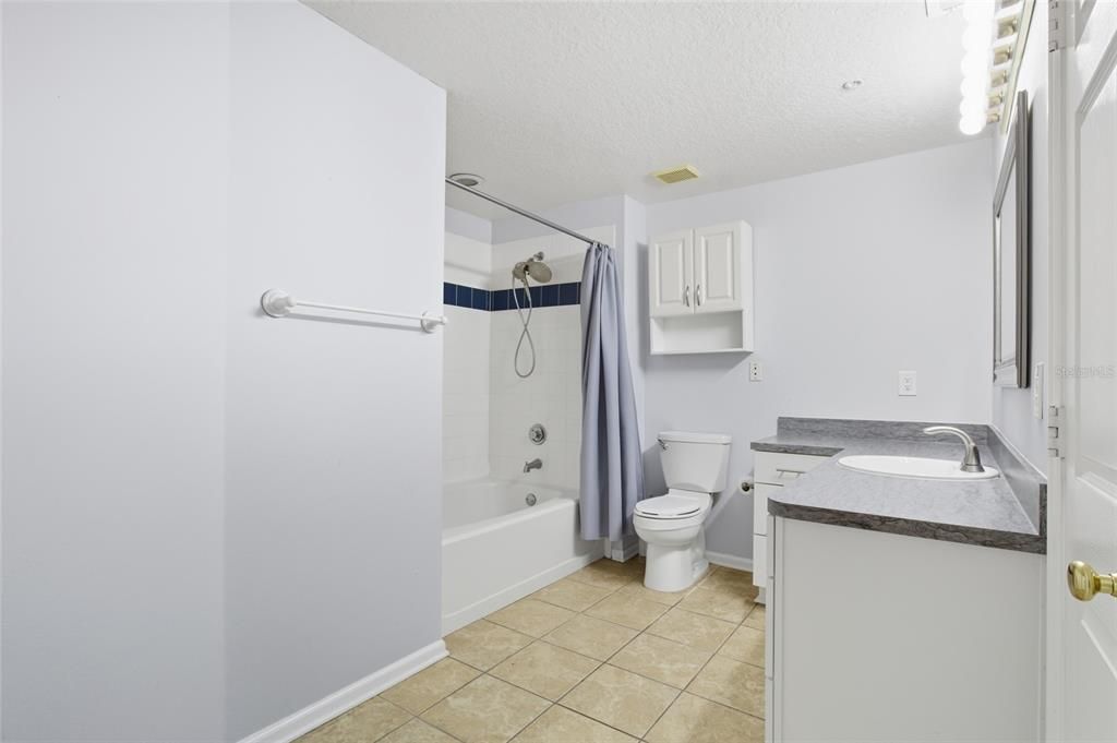 Active With Contract: $299,900 (1 beds, 1 baths, 964 Square Feet)