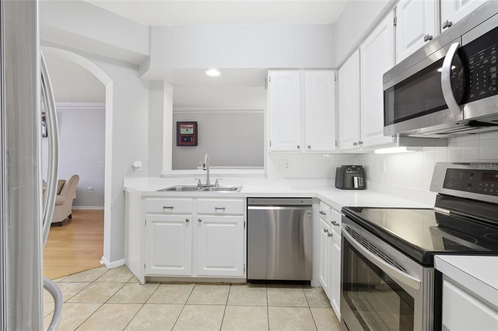 Active With Contract: $299,900 (1 beds, 1 baths, 964 Square Feet)