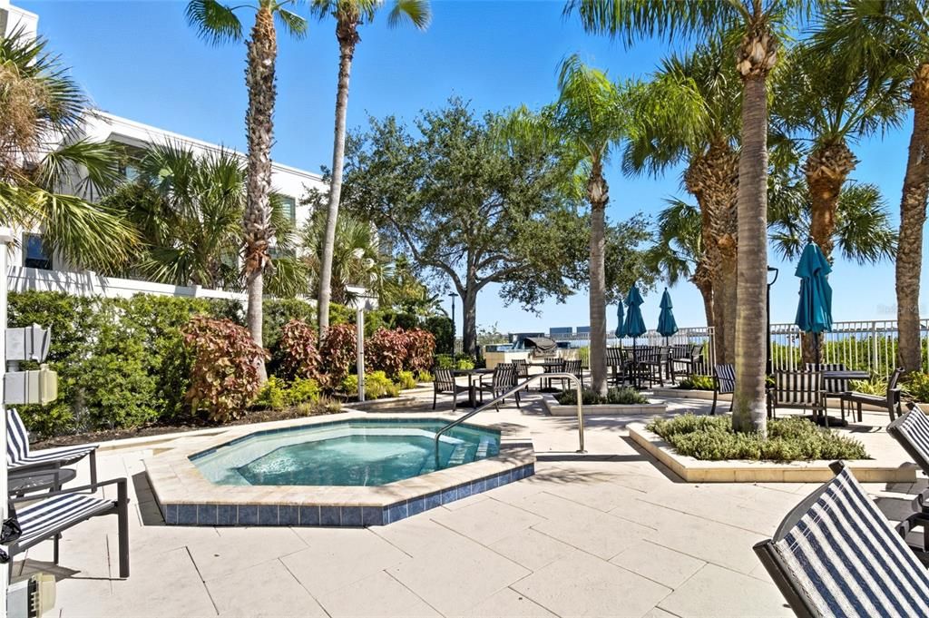 Active With Contract: $299,900 (1 beds, 1 baths, 964 Square Feet)