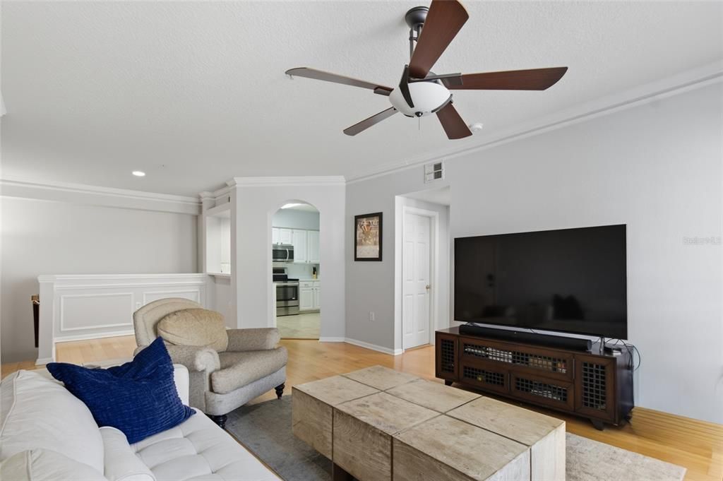 Active With Contract: $299,900 (1 beds, 1 baths, 964 Square Feet)