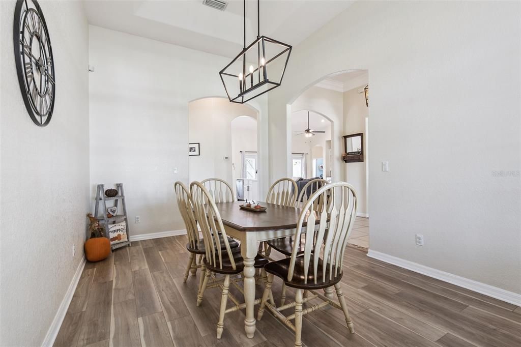 Под контрактом: $595,000 (4 спален, 3 ванн, 2711 Квадратных фут)