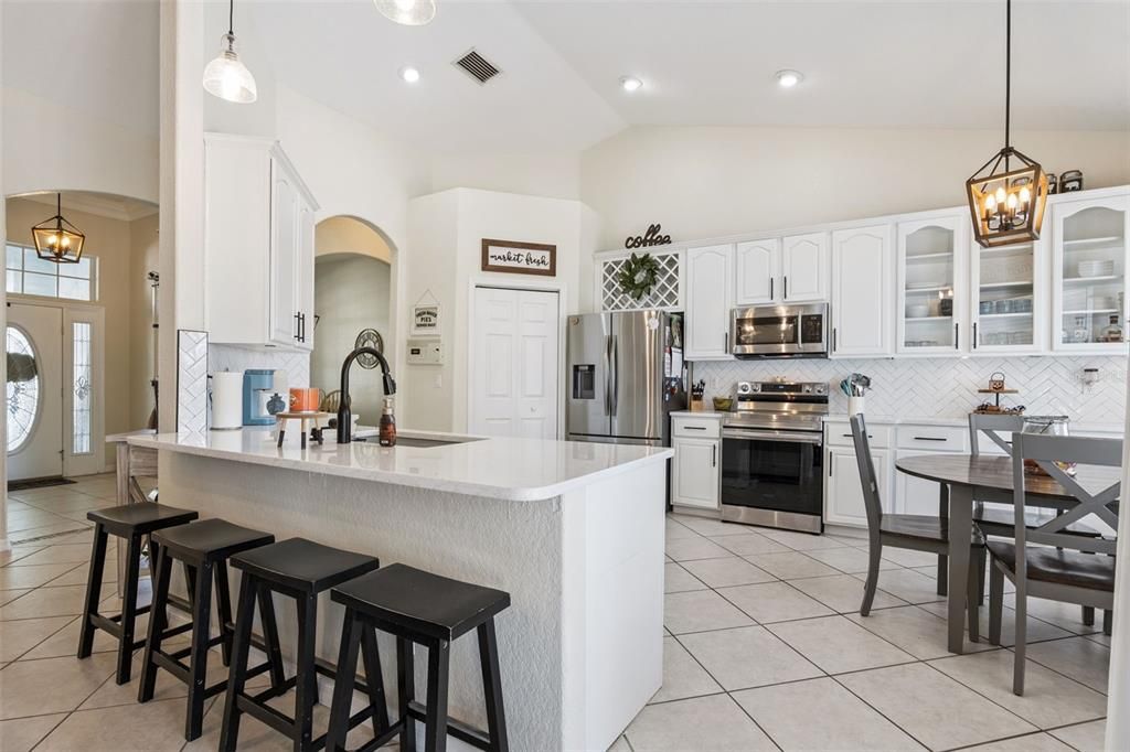 Под контрактом: $595,000 (4 спален, 3 ванн, 2711 Квадратных фут)