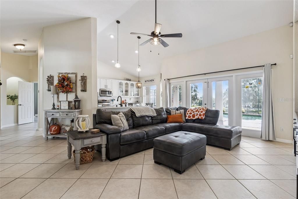 Под контрактом: $595,000 (4 спален, 3 ванн, 2711 Квадратных фут)