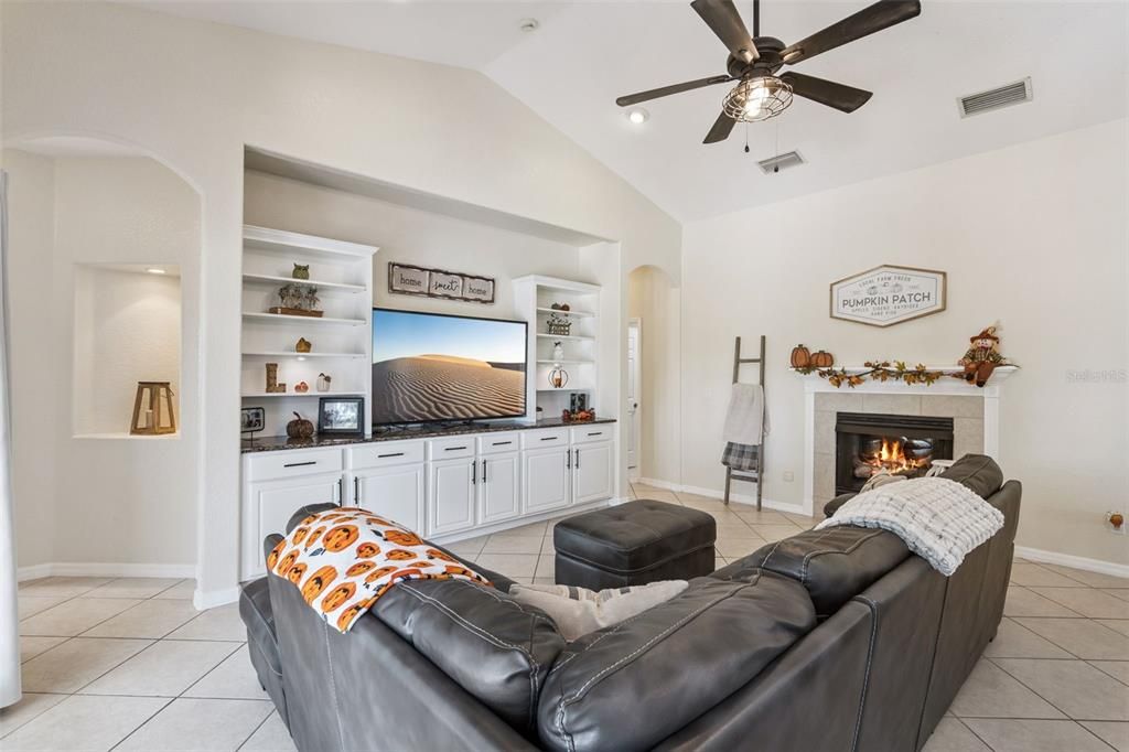 Под контрактом: $595,000 (4 спален, 3 ванн, 2711 Квадратных фут)