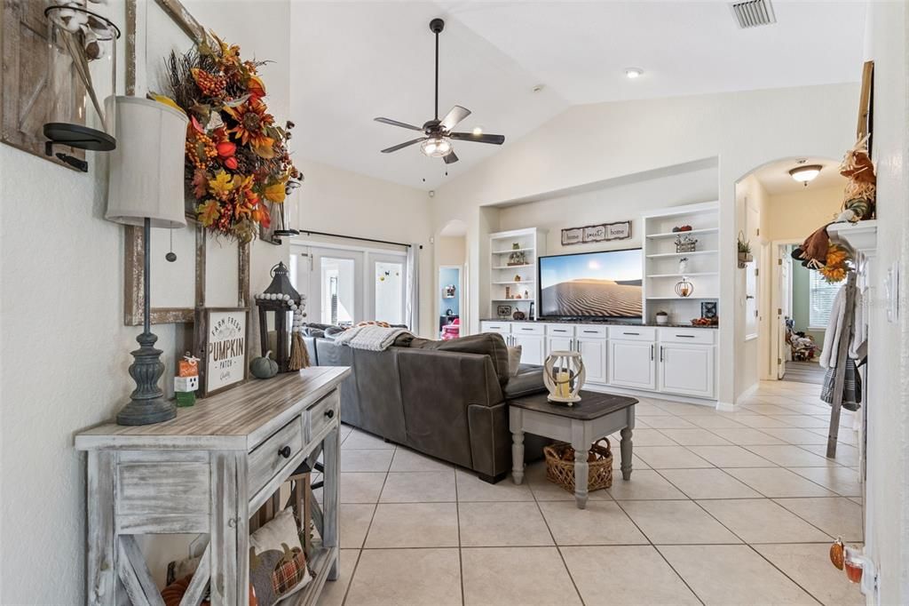 Под контрактом: $595,000 (4 спален, 3 ванн, 2711 Квадратных фут)