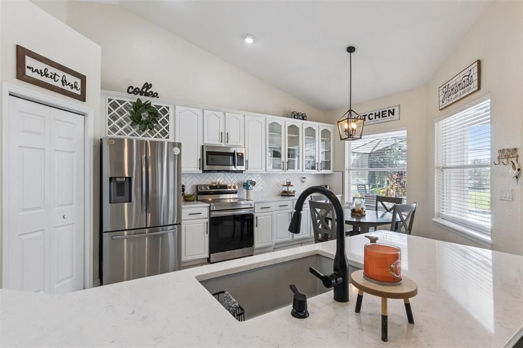 Под контрактом: $595,000 (4 спален, 3 ванн, 2711 Квадратных фут)