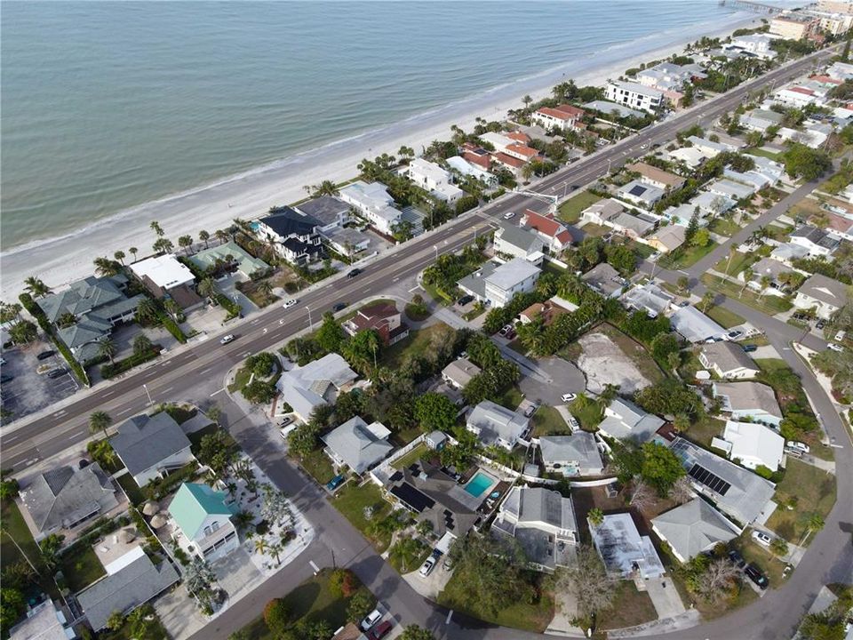 На продажу: $430,000 (0.14 acres)