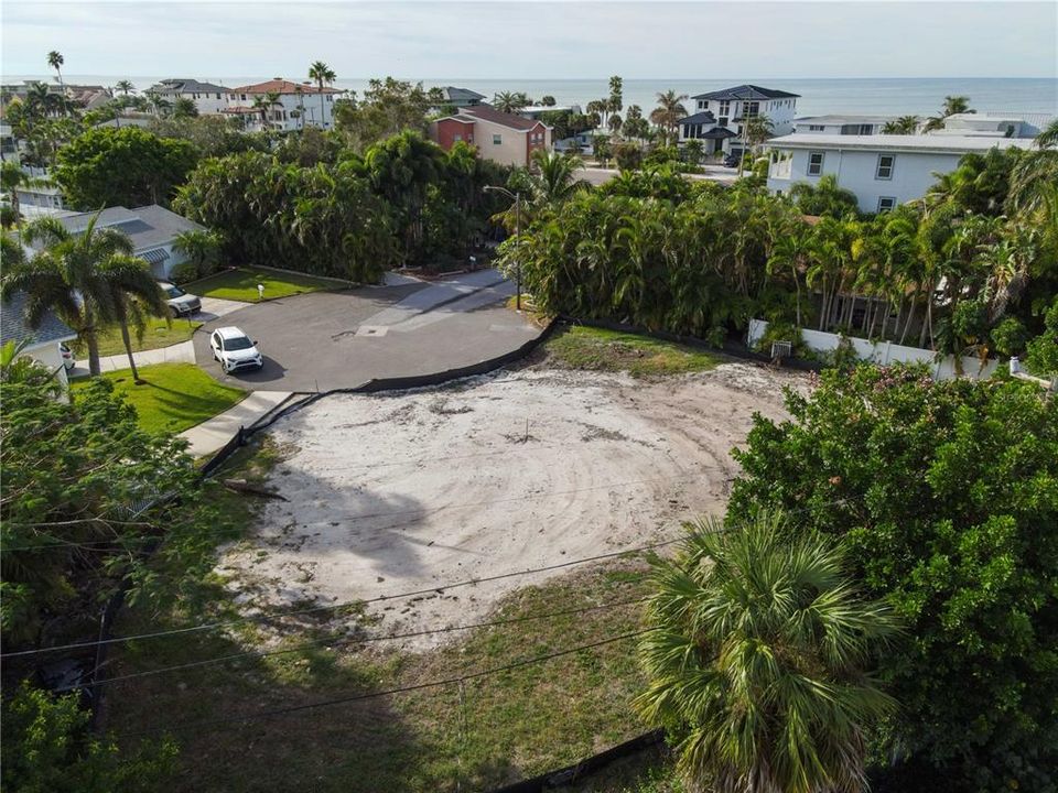 На продажу: $430,000 (0.14 acres)