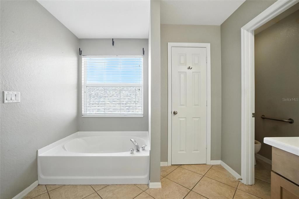 待售: $465,000 (4 贝兹, 3 浴室, 2936 平方英尺)