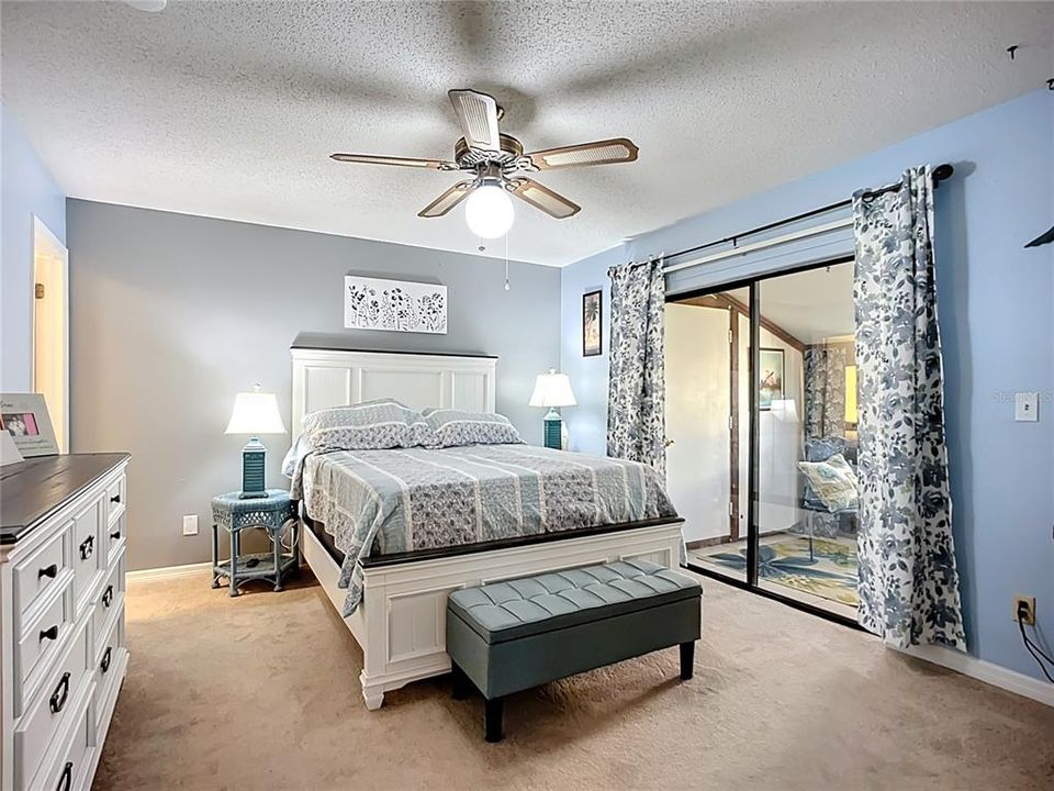 For Sale: $245,000 (2 beds, 2 baths, 1044 Square Feet)