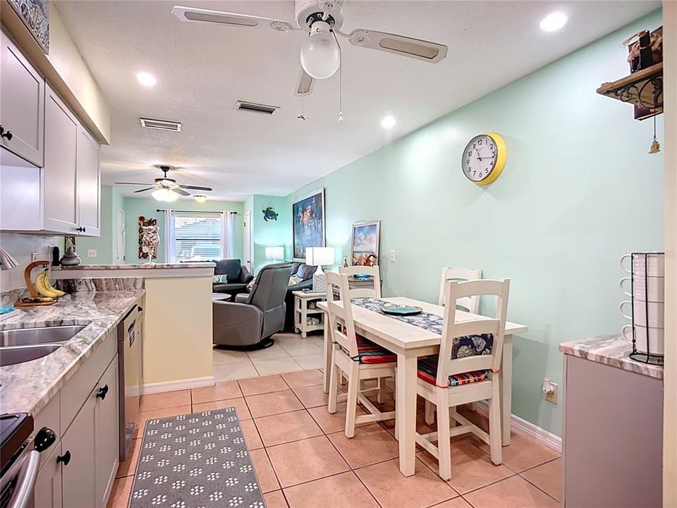 For Sale: $245,000 (2 beds, 2 baths, 1044 Square Feet)