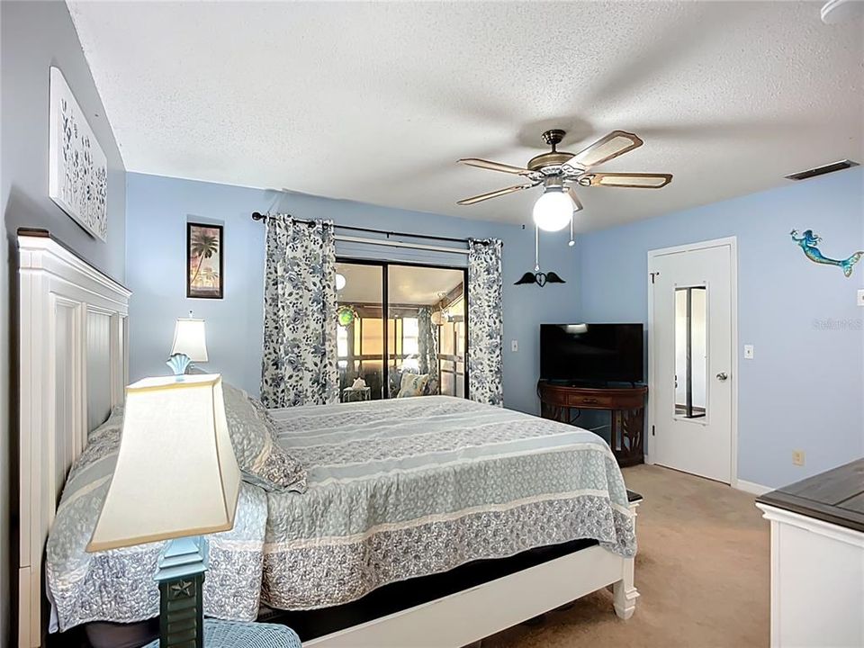 For Sale: $245,000 (2 beds, 2 baths, 1044 Square Feet)