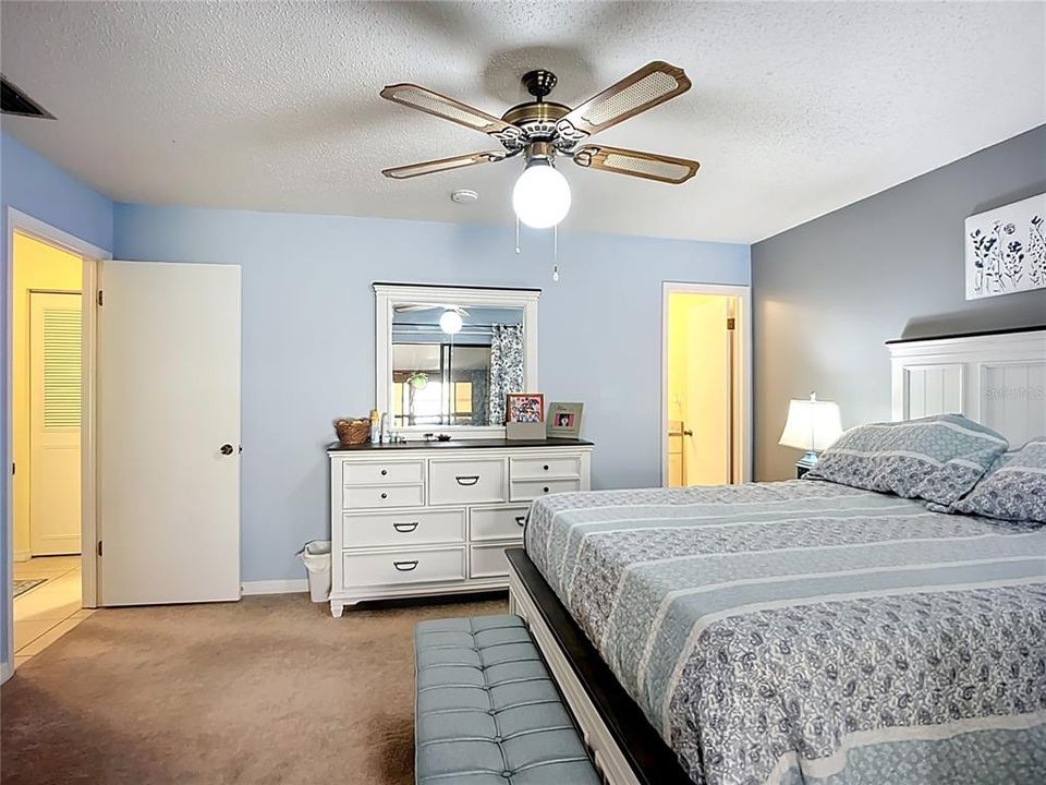 For Sale: $245,000 (2 beds, 2 baths, 1044 Square Feet)