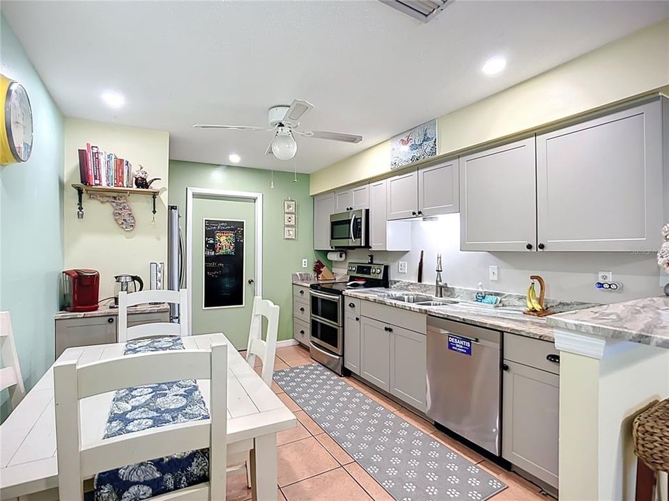 For Sale: $245,000 (2 beds, 2 baths, 1044 Square Feet)