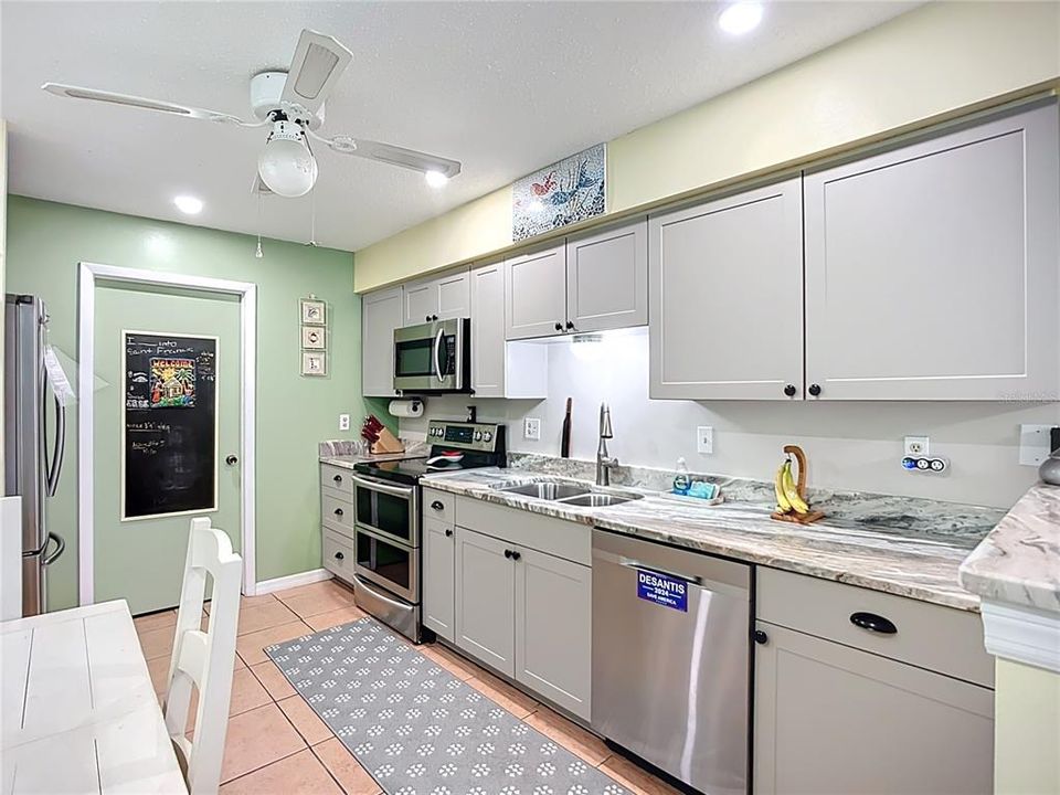 For Sale: $245,000 (2 beds, 2 baths, 1044 Square Feet)
