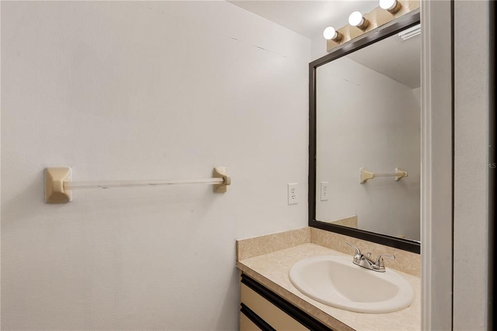 待售: $275,000 (2 贝兹, 2 浴室, 1418 平方英尺)