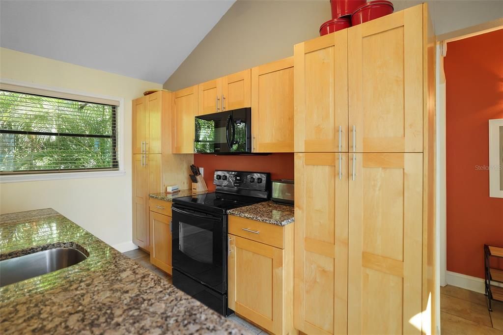 合同活跃: $650,000 (2 贝兹, 2 浴室, 1688 平方英尺)