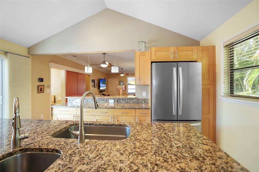 合同活跃: $650,000 (2 贝兹, 2 浴室, 1688 平方英尺)