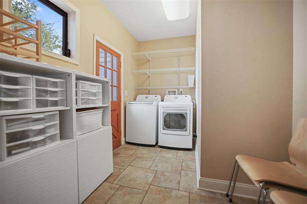 合同活跃: $650,000 (2 贝兹, 2 浴室, 1688 平方英尺)