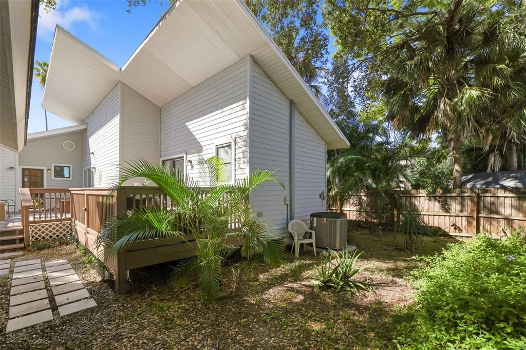 合同活跃: $650,000 (2 贝兹, 2 浴室, 1688 平方英尺)