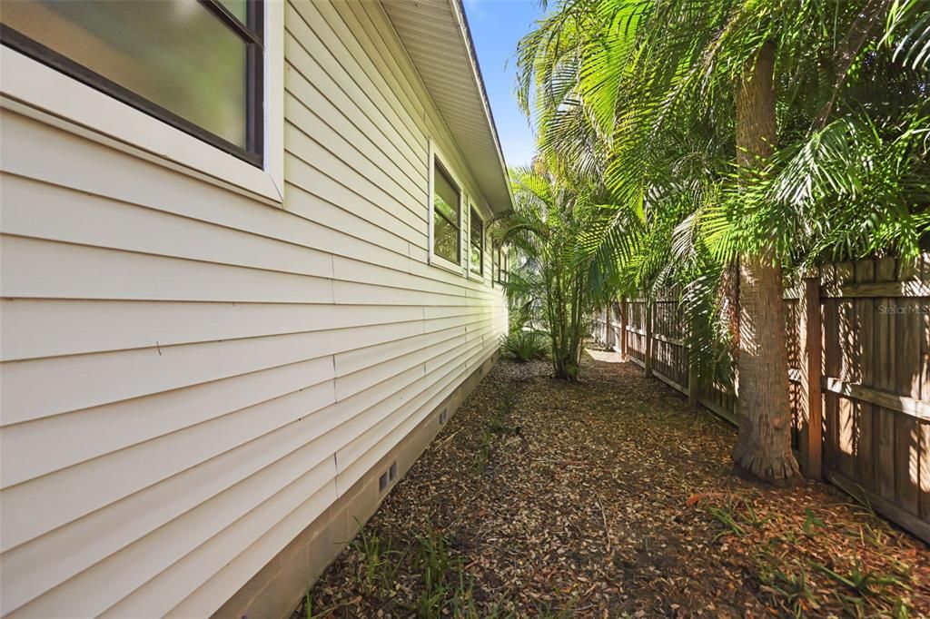 合同活跃: $650,000 (2 贝兹, 2 浴室, 1688 平方英尺)