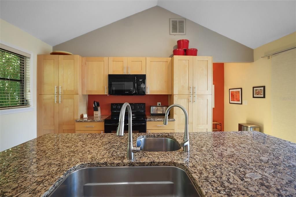 合同活跃: $650,000 (2 贝兹, 2 浴室, 1688 平方英尺)