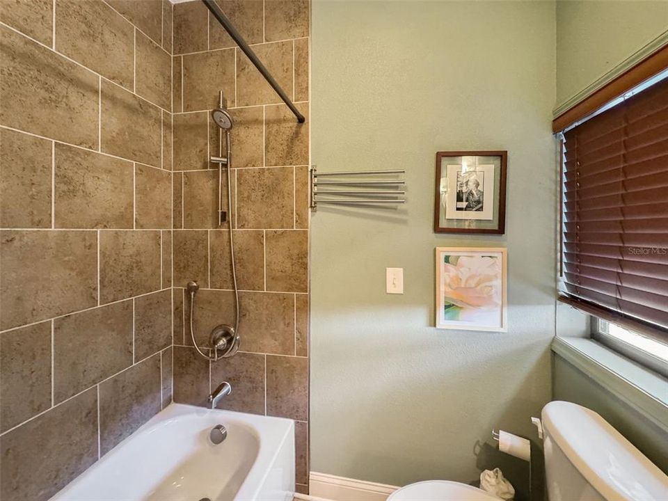 合同活跃: $650,000 (2 贝兹, 2 浴室, 1688 平方英尺)