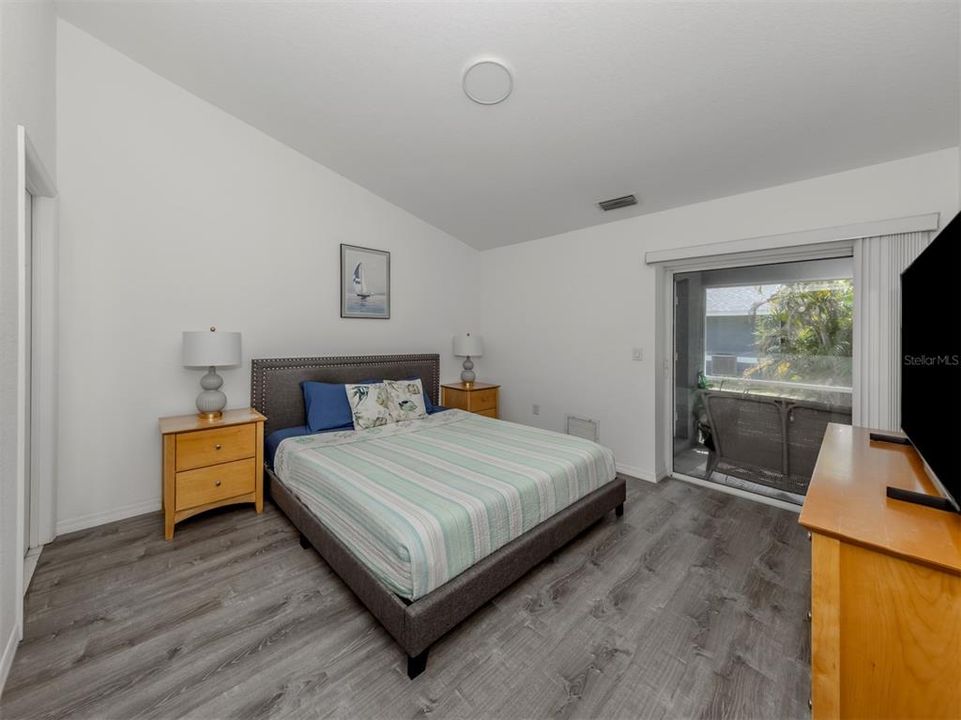 На продажу: $149,999 (2 спален, 2 ванн, 1087 Квадратных фут)